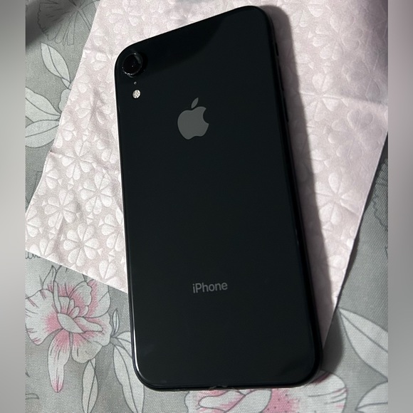 iPhone XR 64 GB - Picture 2 of 4